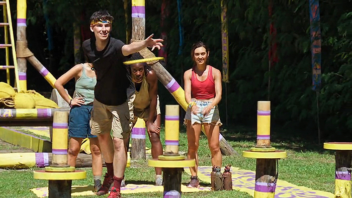 Rizo tosses a disc Rizo tosses a disc